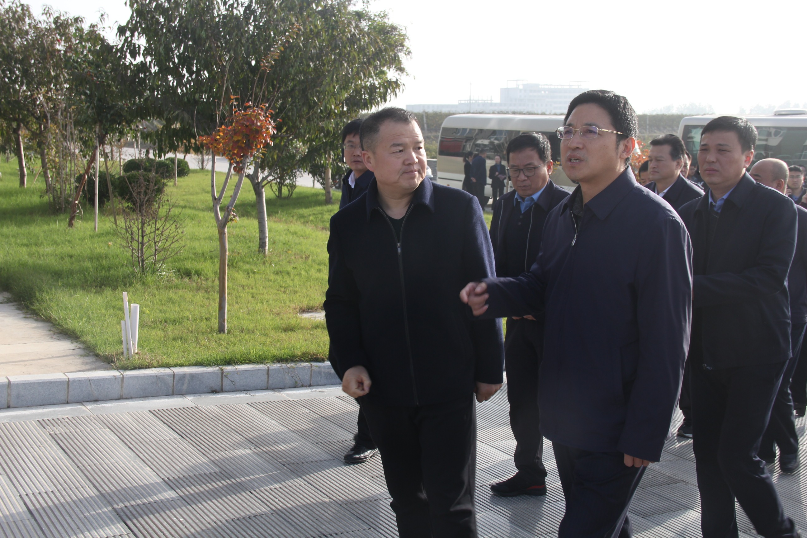 運城(chéng)市委副書(shū)記儲祥好來(lái)格瑞特酒莊調研司馬光(guāng)葡萄産業園建設情況