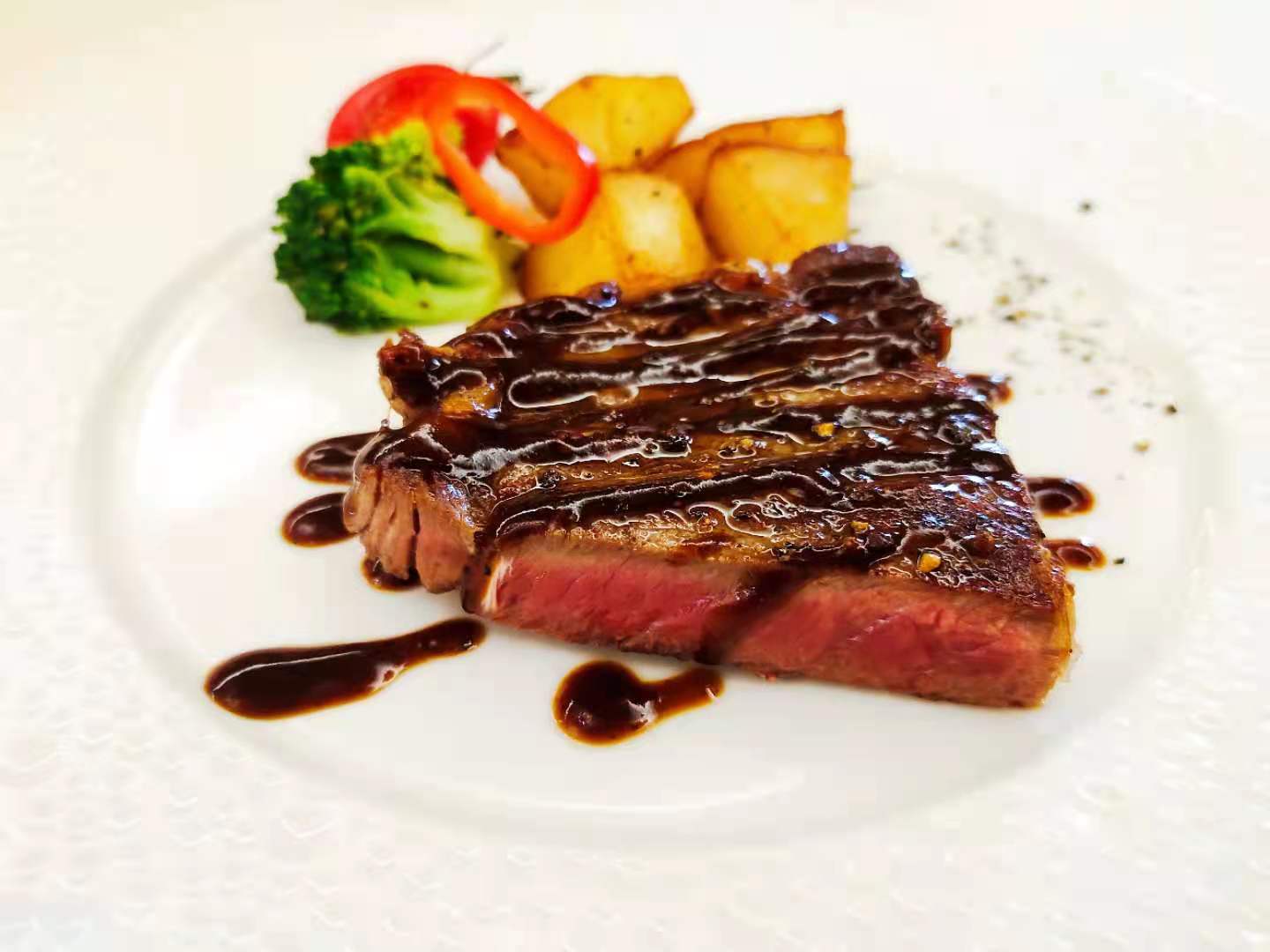 原價78元的牛排套餐隻賣8.88元，吃(chī)起來(lái)就(jiù)是個這？！