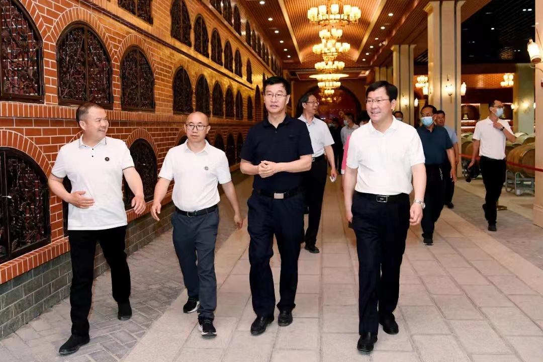 省政協黨組成員(yuán)、副主席王立偉一行來(lái)格瑞特酒莊考察調研