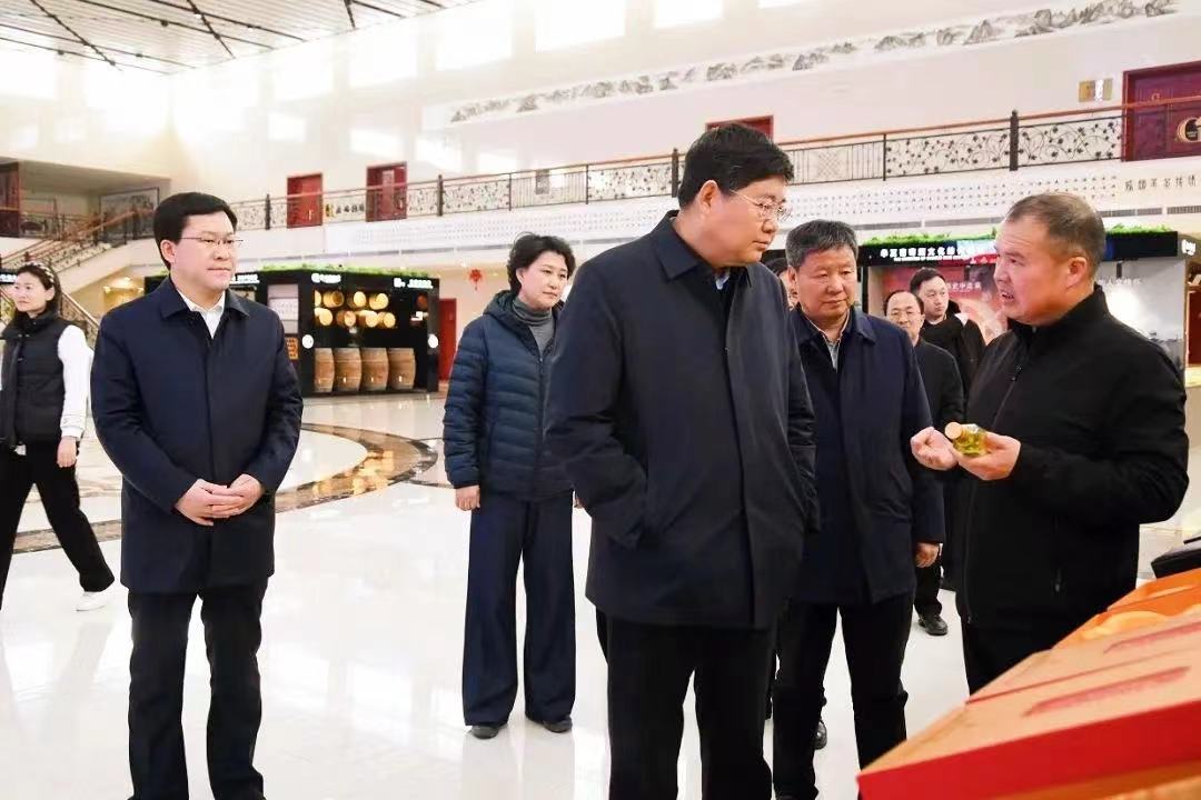 安徽省政府副秘書(shū)長戴啓遠(yuǎn)一行來(lái)格瑞特莊園考察調研